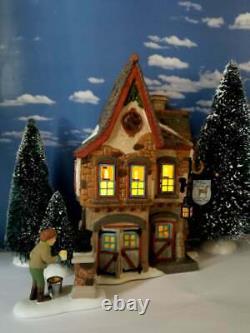 DEPT 56 Dickens Village WELCOMING CHRISTMAS Gift Set! Candle lights! Beautiful